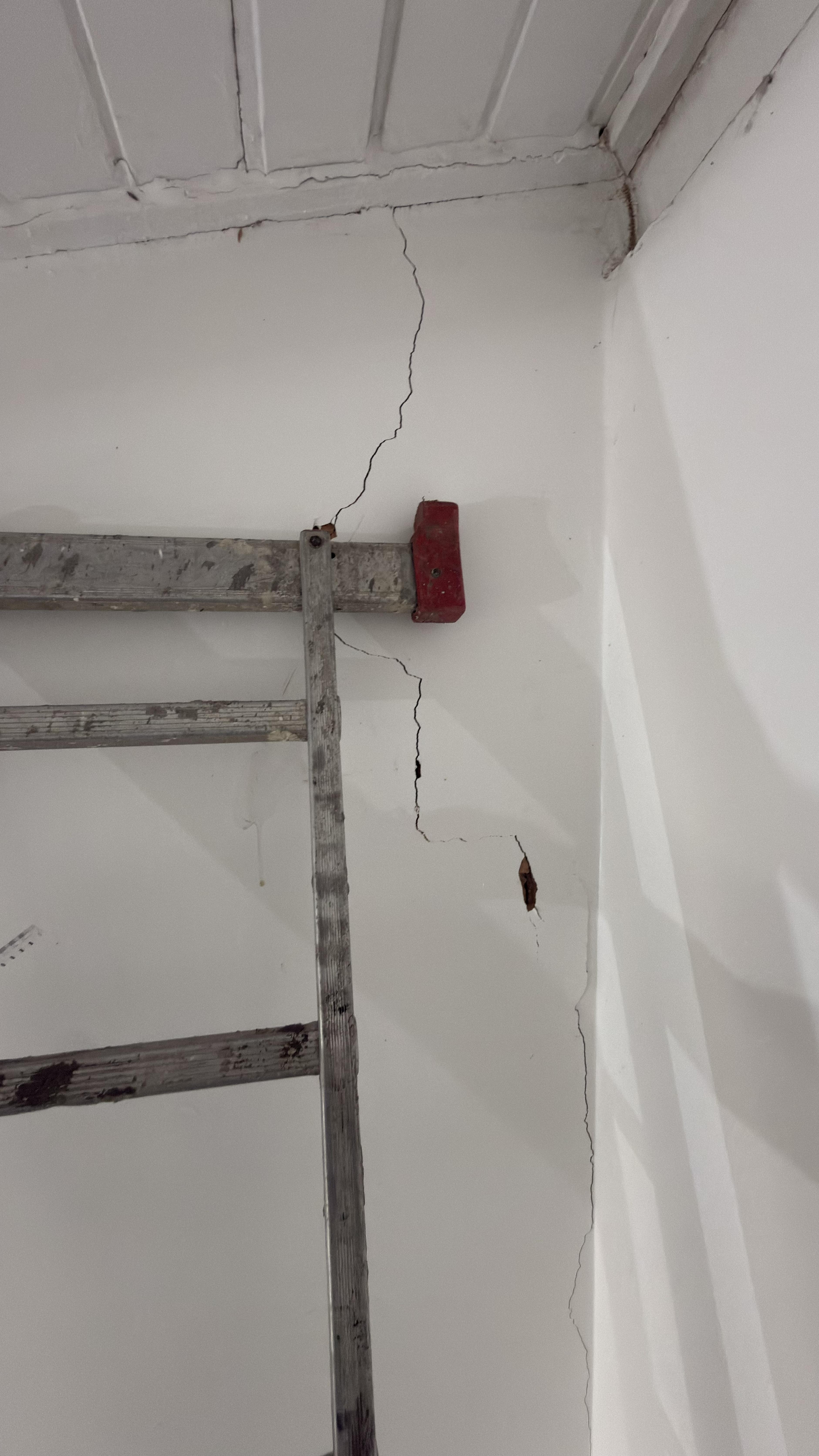 Inspeção de rachadura em casa de alto padrão — vista 1