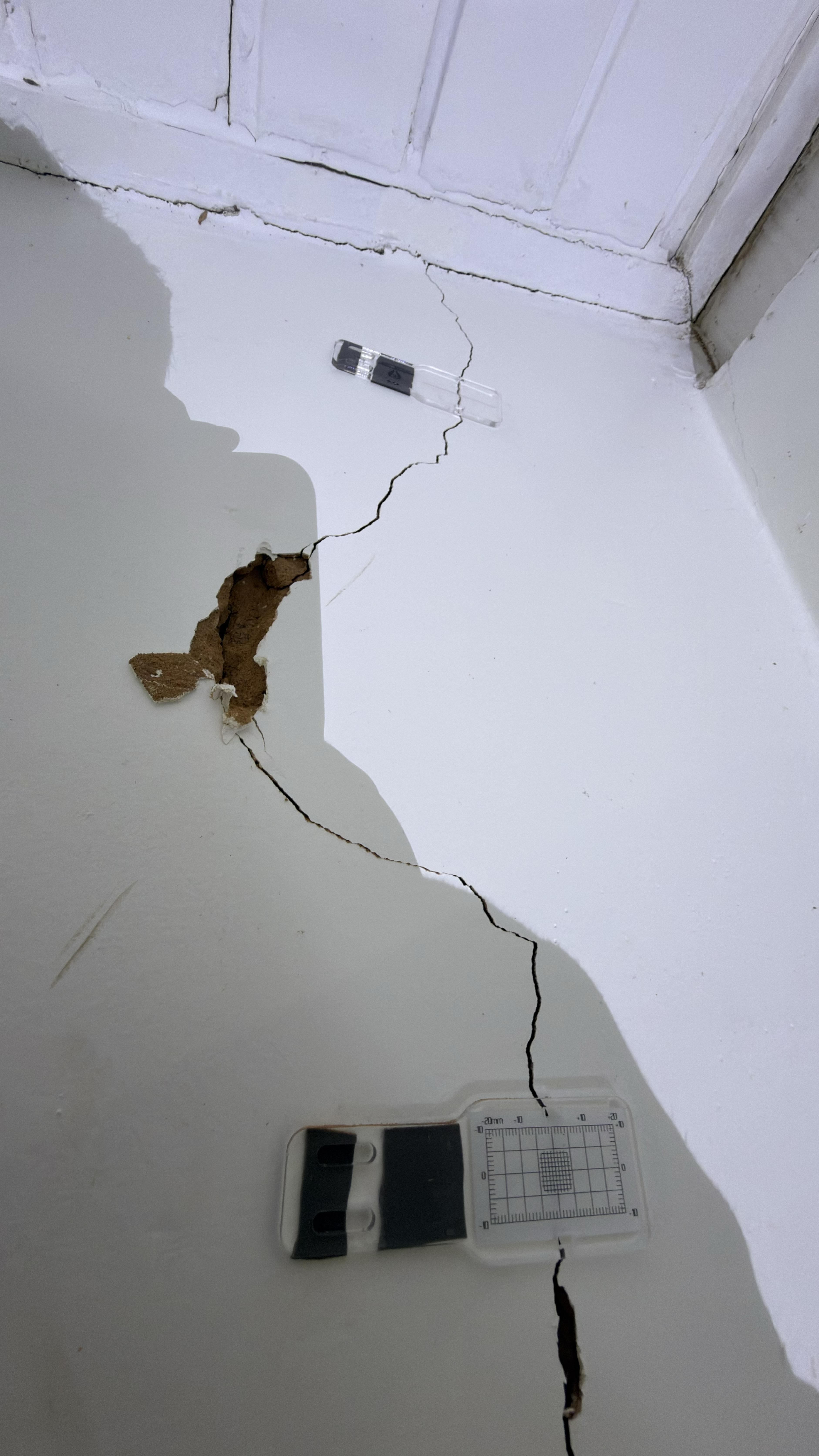 Inspeção de rachadura em casa de alto padrão — vista 2